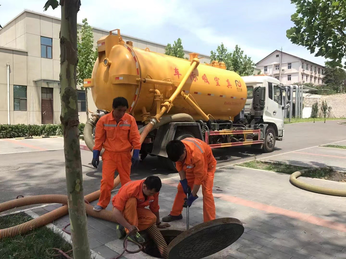 漳县管道疏通车停在窨井附近