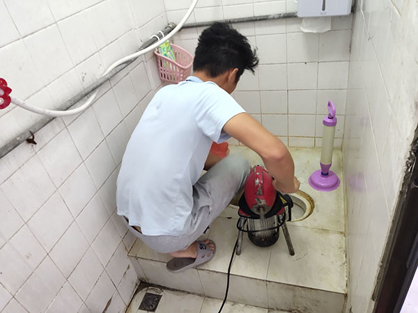 漳县管道堵塞冒臭气 专业师傅现场解决问题